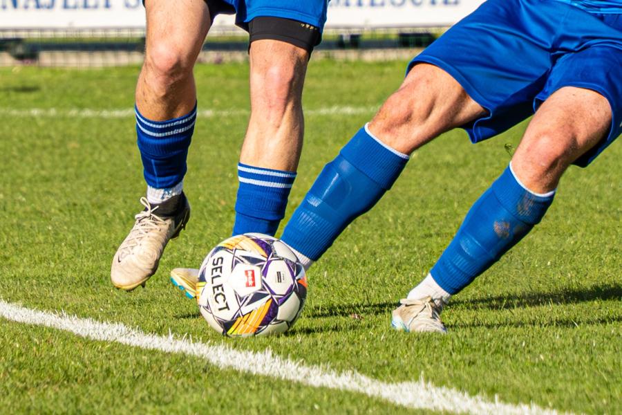 B klasa: Błękitni i Czarni nie zwalniają tempa, Zalew goni czołówkę [WYNIKI]